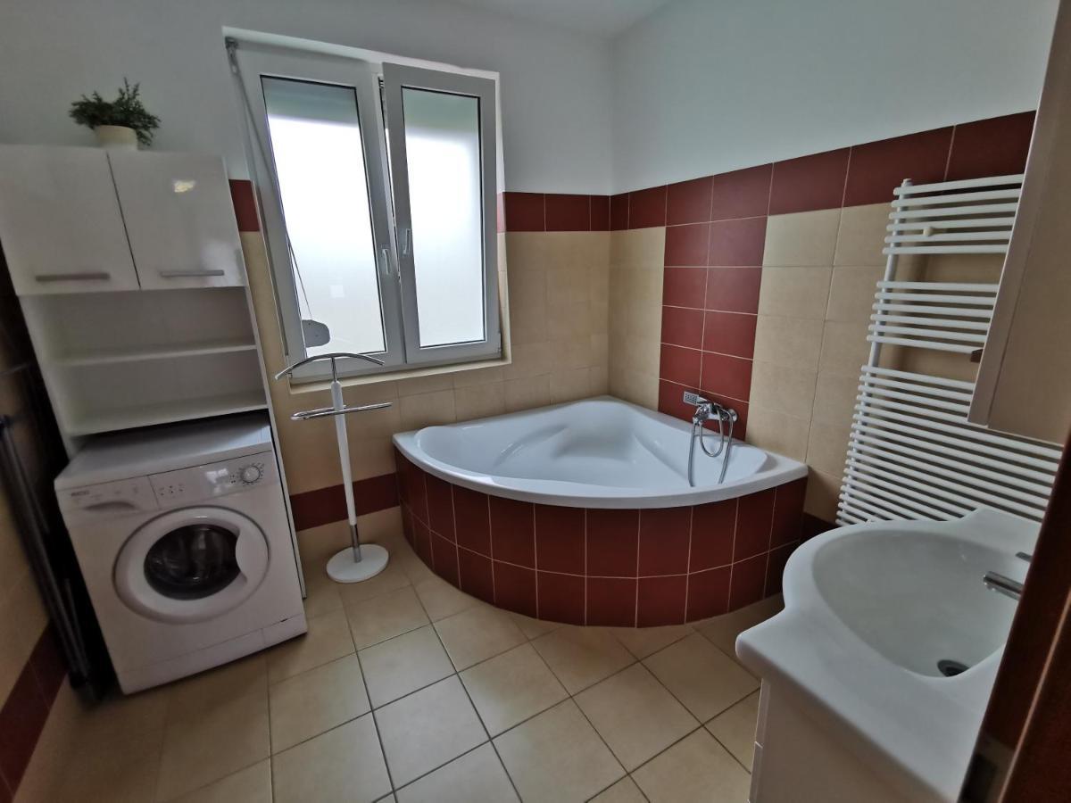 Freedom Apartman Hajdúszoboszló Buitenkant foto