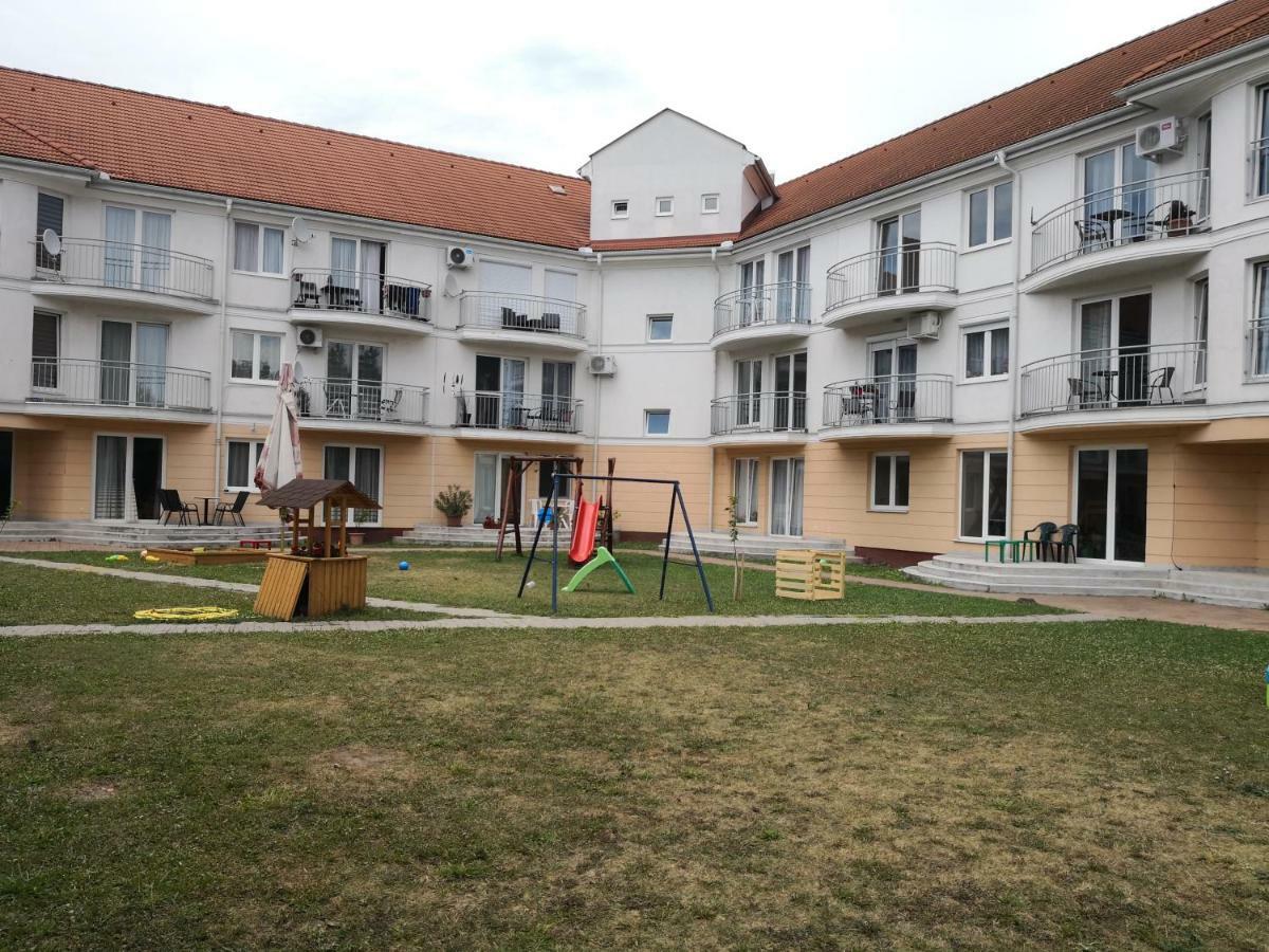 Freedom Apartman Hajdúszoboszló Buitenkant foto