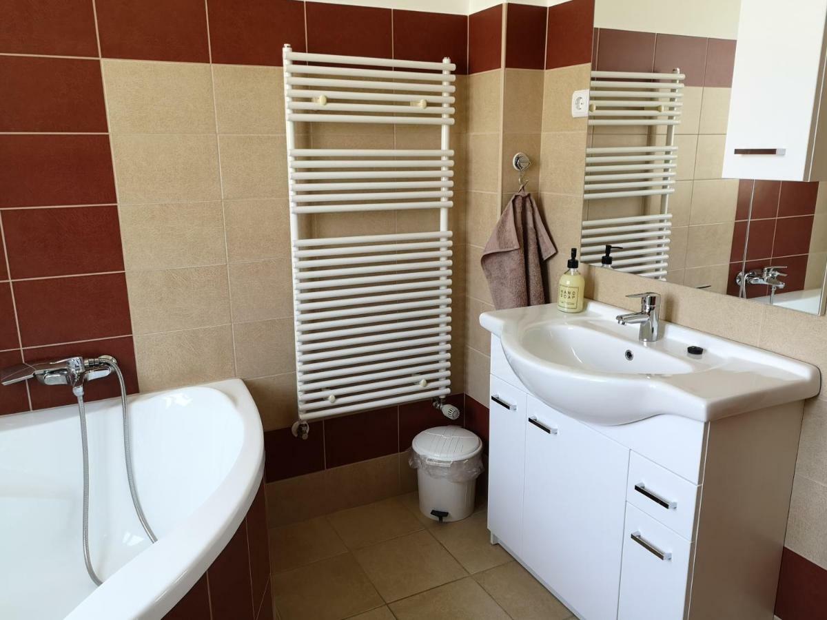 Freedom Apartman Hajdúszoboszló Buitenkant foto
